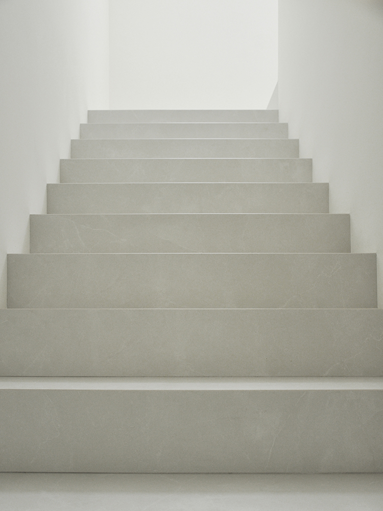 Showroom minimalist stairs Marbella